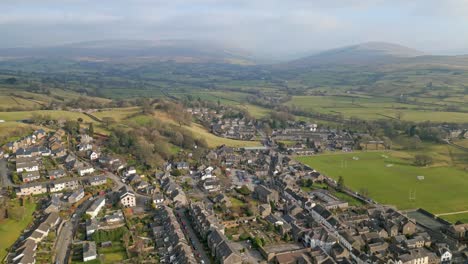 filmische luftaufnahmen von sedbergh village, dem idealen ort für einen ausflug zu jeder jahreszeit