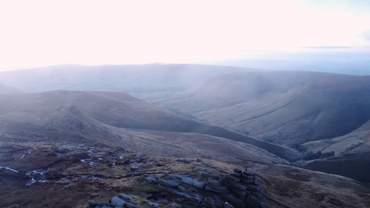 kinder scout derbyshire 공중의 신비한 땅에 숨어있는 침묵