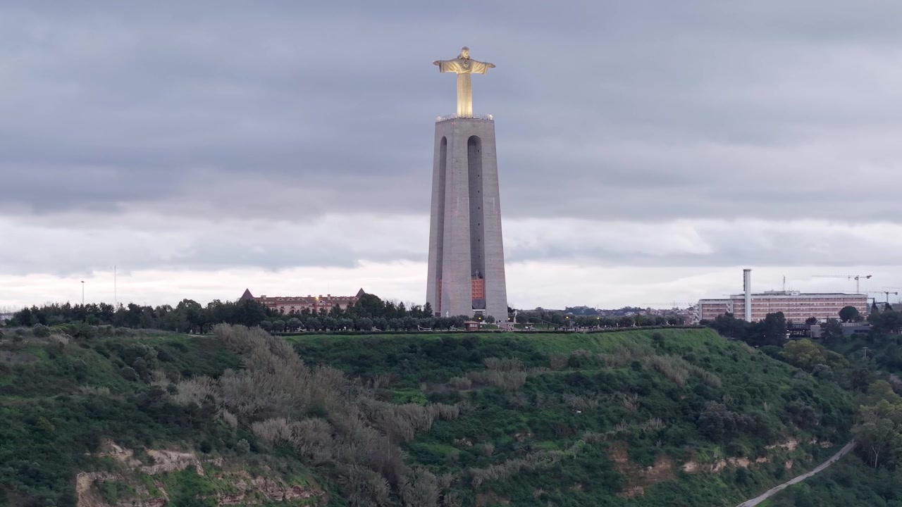 Santuario di Cristo Re ad Almada al tramonto, Lisbona.