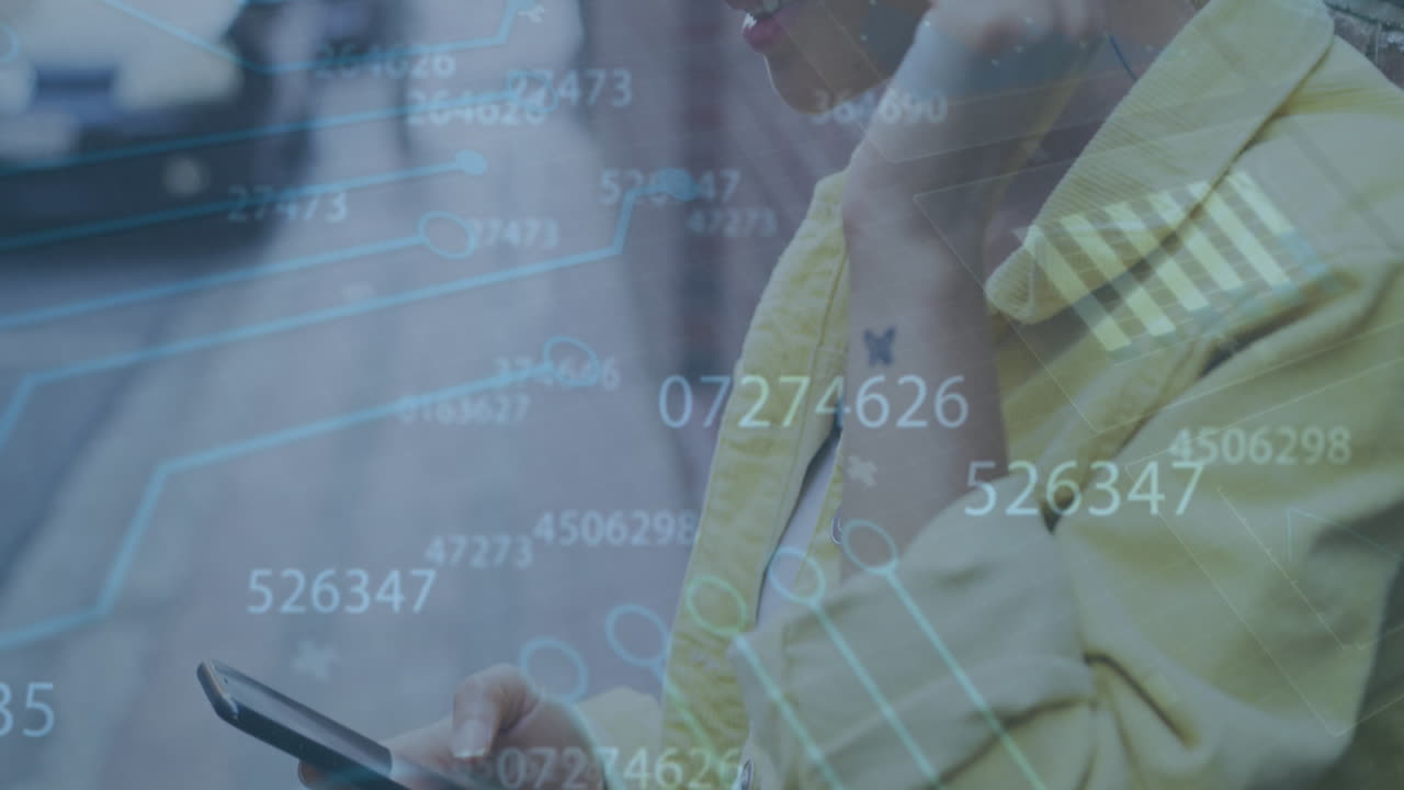 animación de números cambiantes, procesamiento de datos sobre mujer biracial escuchando música en la calle