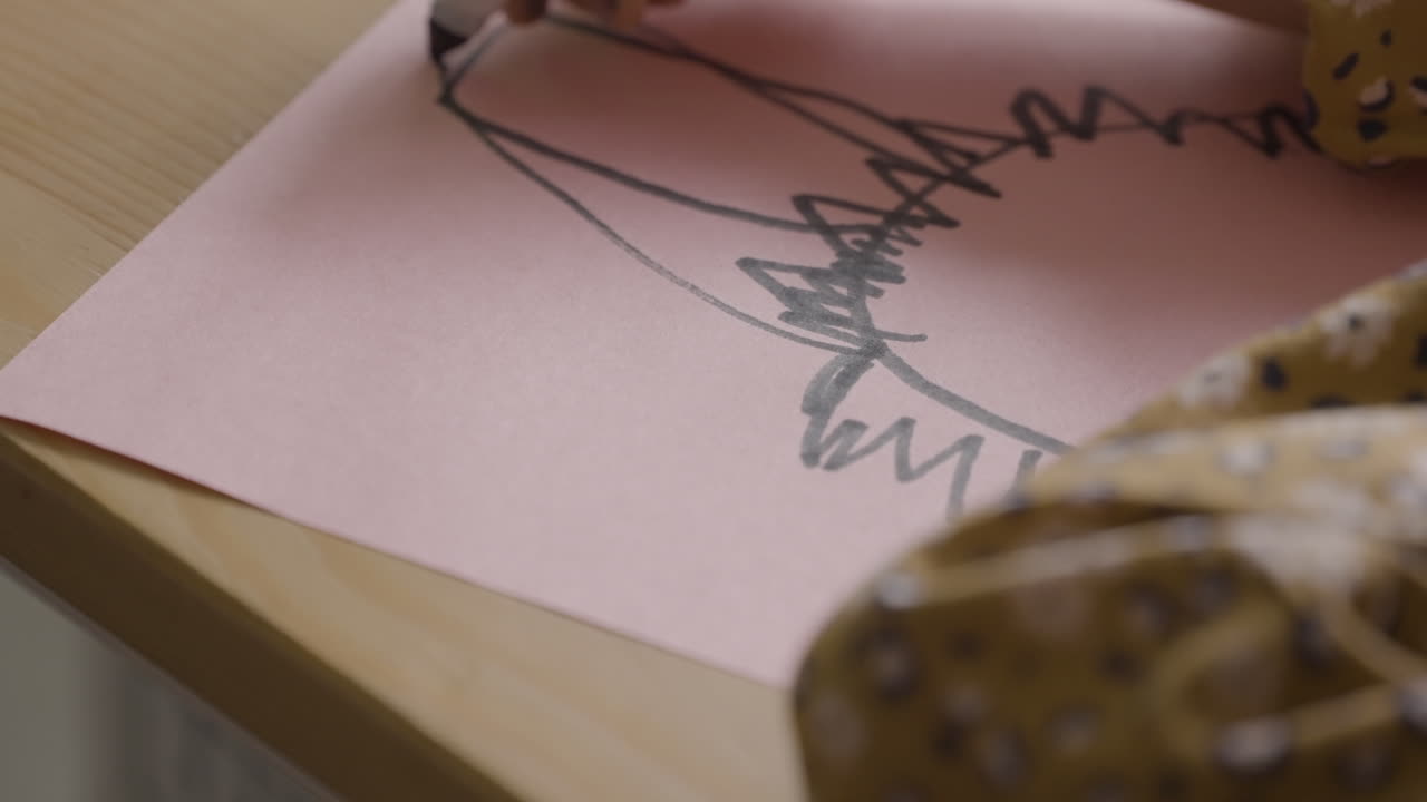 estudiante de kindergarten dibujando una imagen