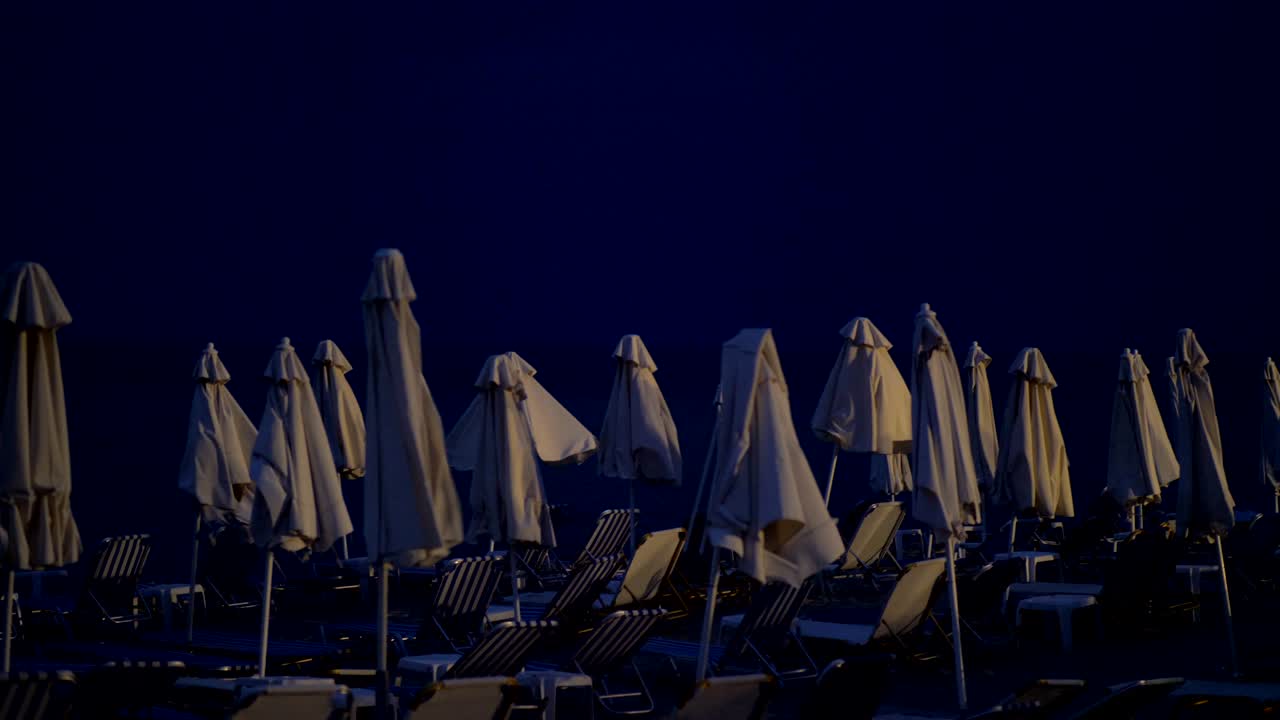 Spiaggia deserta di notte e tempesta in arrivo