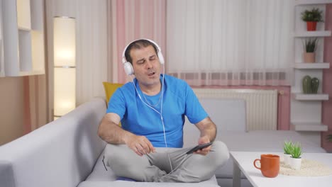 el hombre que escucha música con auriculares es infeliz y triste.