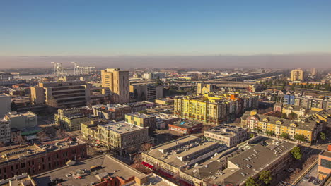 Der-Hafen-Von-San-Francisco-Mit-Tiefnebel-über-Der-Bucht---Zeitraffer-Von-Einer-Drohne-Oder-Einem-Hohen-Aussichtspunkt