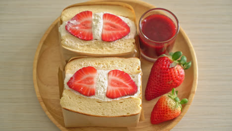 panqueque sándwich fresa crema fresca