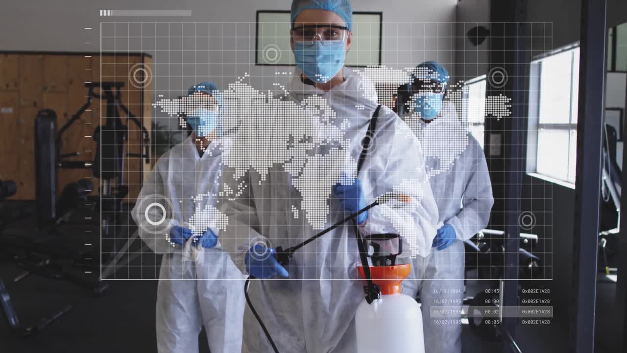 Tecnico capo che aziona uno spruzzatore e genera un'animazione su mappa digitale per monitorare l'avanzamento della sanificazione.