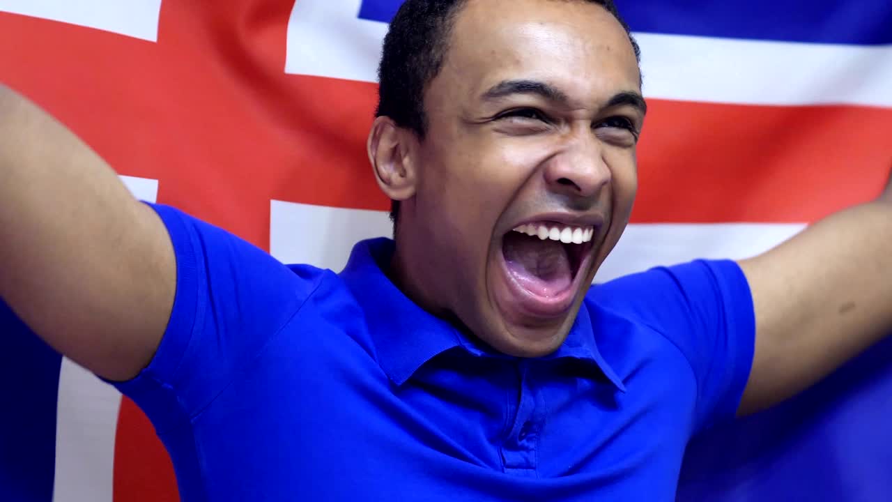 아이슬란드 팬이 슬로모션으로 아이슬란드의 발을 들고 축하하고 있다