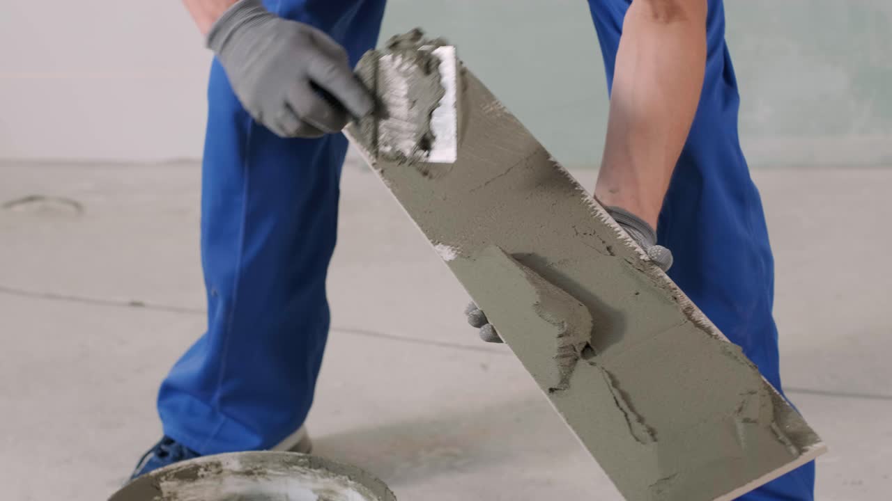 세라 바닥 타일 설치 - 조각을 측정하고 잘라내는 것. 건설, 리모델링, 수리 아파트. 타일 잘라. 타일 절단