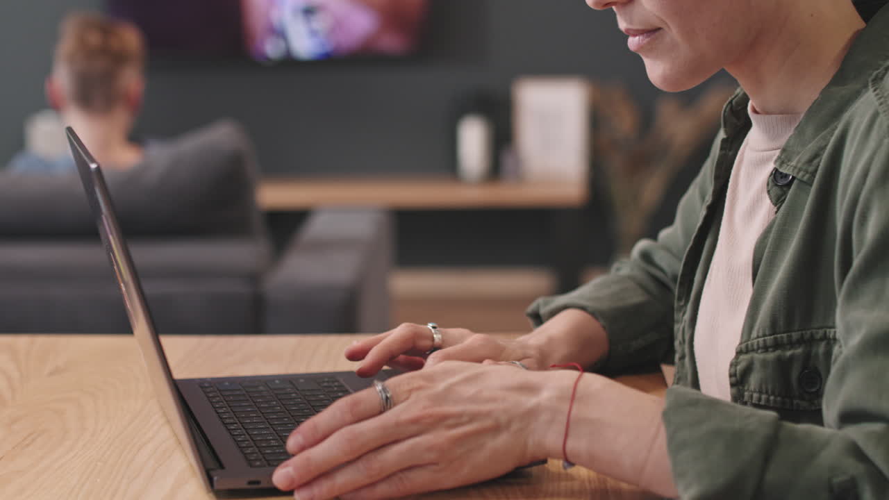 mujer trabajando en la computadora portátil en casa