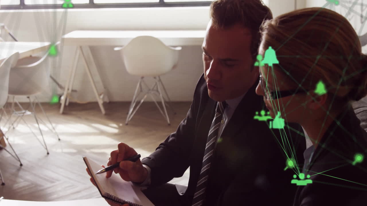 animación de la red de conexiones con iconos sobre diversos colegas que trabajan en la oficina