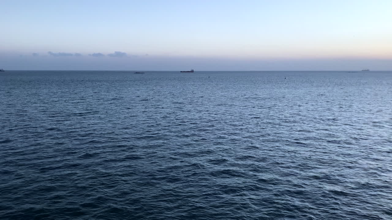 미풍 저녁에 바다 수평선에 일몰