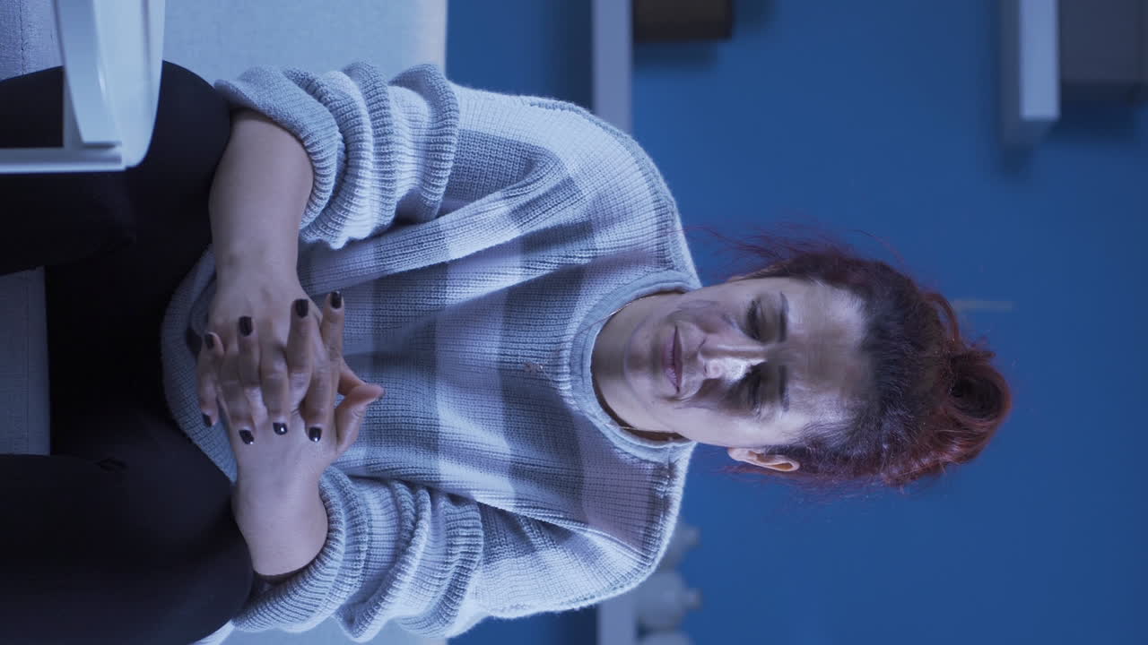 vídeo vertical de la mujer que quiere suicidarse tomando pastillas.