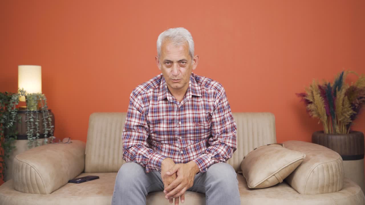 homem a olhar para a câmara confuso.