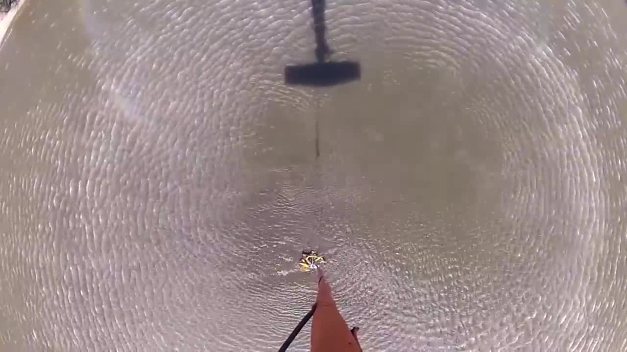 불 위를 날아가는 물방울 헬리콥터의 pov 1