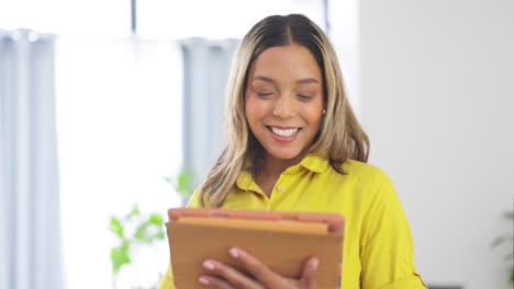 Tablet,-Schwangerschaft-Und-Frau-Lächeln-Im-Büro