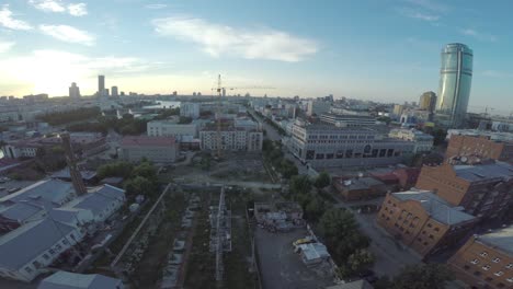 vista aérea de una ciudad al atardecer con áreas de construcción e industriales
