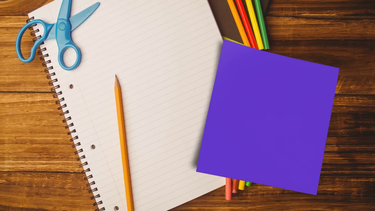 animación de una nota con espacio de copia sobre el cuaderno y los lápices en el escritorio