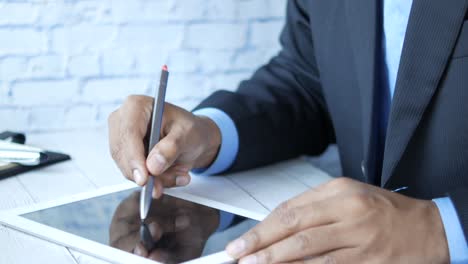 hombre de negocios usando una tableta digital y un bolígrafo