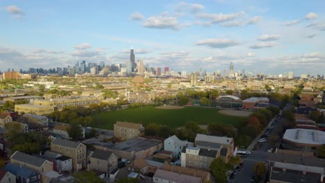 Retroceso-Aéreo-Revela-Pilsen,-El-Barrio-Mexicano-De-Chicago-En-El-Día-De-Otoño