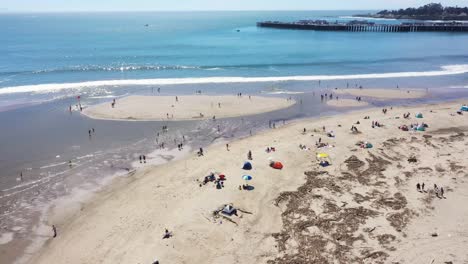 Sobrevuelo-De-Drones-De-Santa-Cruz,-Ca-Beach-Con-Gente-Relajándose-Y-Jugando-En-El-Agua