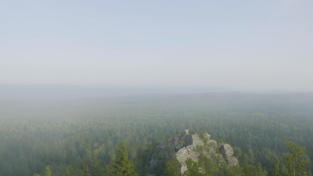 Paisaje montañoso de niebla