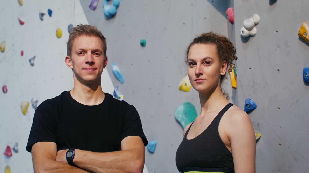 pareja en un gimnasio de escalada en roca