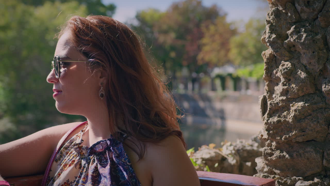 una donna contempla la riva del fiume da vicino