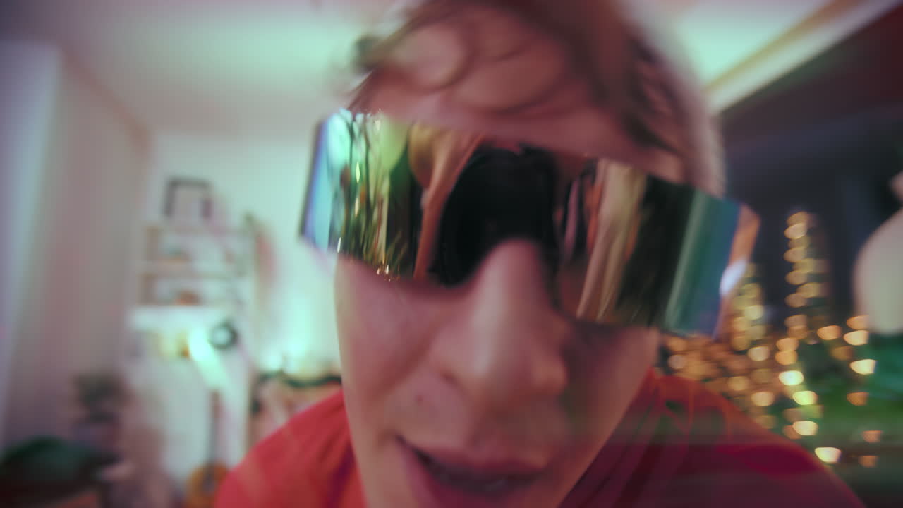 hombre emocionado actuando mientras graba video en modo selfie durante la fiesta de navidad