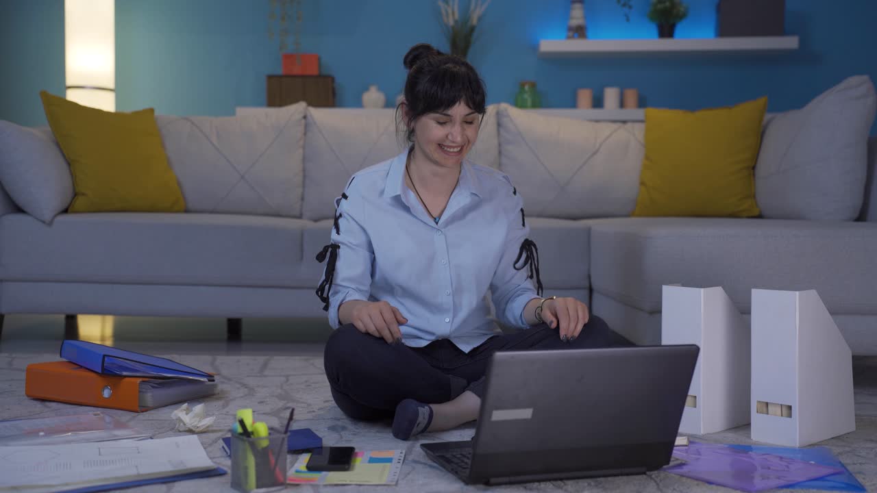 una mujer que trabaja en una oficina en casa da un discurso motivador.