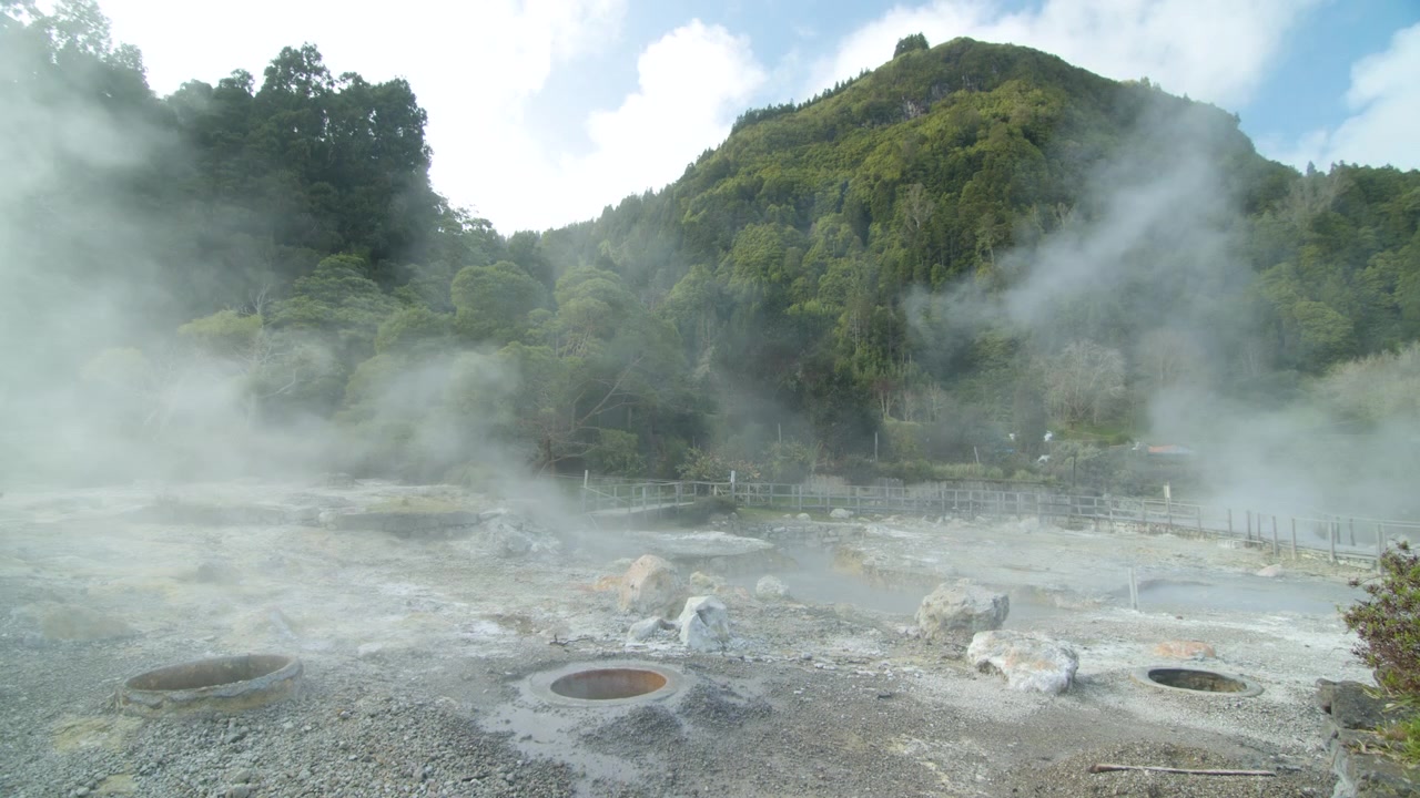 Ventilasi uap panas bumi di Lagoa das Furnas, Azores, tempat semur tradisional dimasak di bawah tanah menggunakan panas vulkanik.