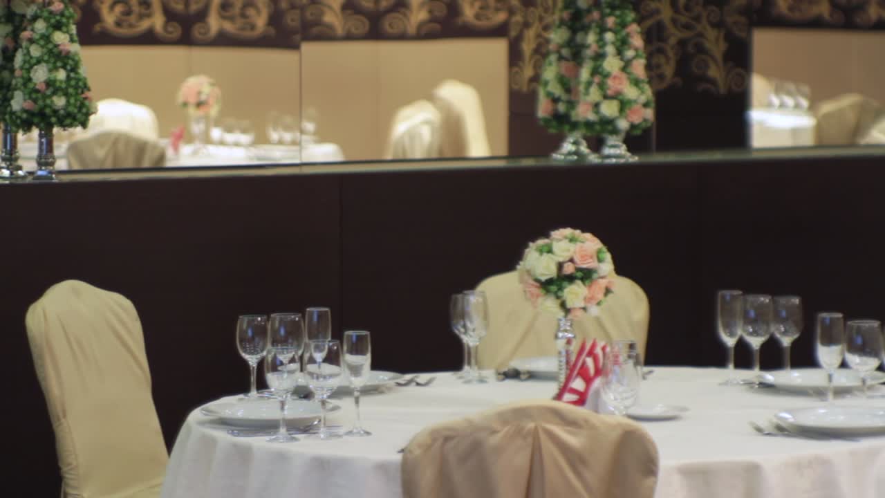 우아한 웨딩 리셉션 테이블 설정