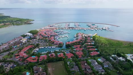 Amplia-Vista-Aérea-Del-Puerto-Deportivo-De-Casa-De-Campo-Y-La-Desembocadura-Del-Río-Chavón,-Caribe