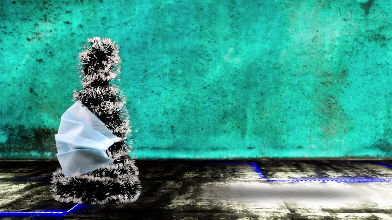 árbol de navidad en máscara médica en fondo grunge