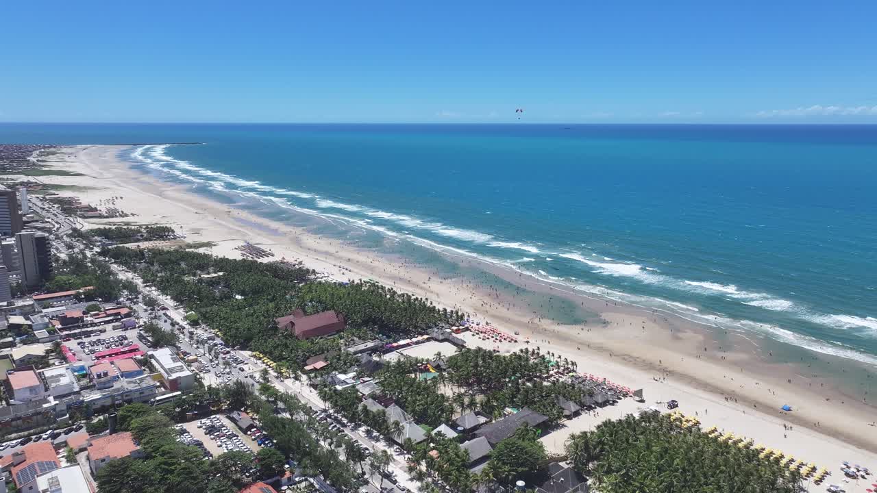 Futura playa en Fortaleza, Ceará, Brasil. Horizonte playero. Distrito del centro. Modernos edificios de gran altura. Futura playa en Fortaleza, Ceará, Brasil. Impresionante paisaje. Nordeste de Brasil