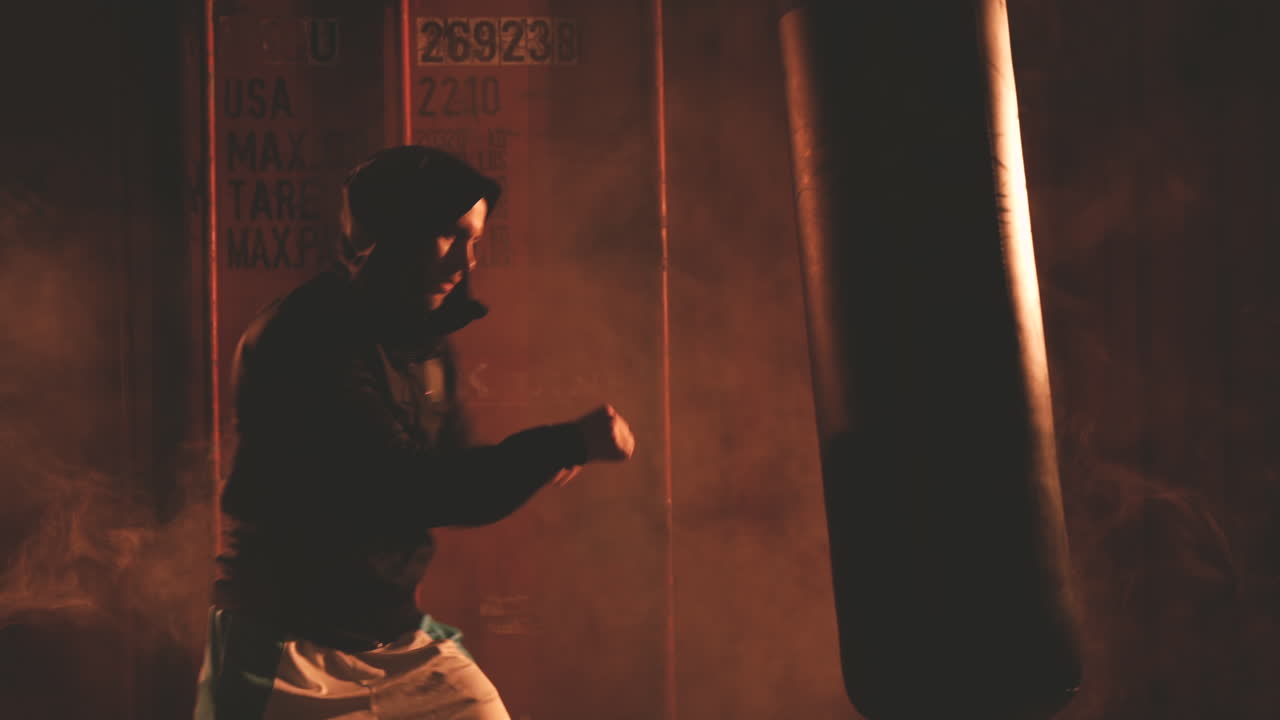 펀치 백을 치는 까마귀 운동 남자