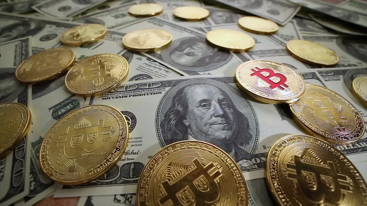 monedas de oro bit btc monedas y billetes de dólar.