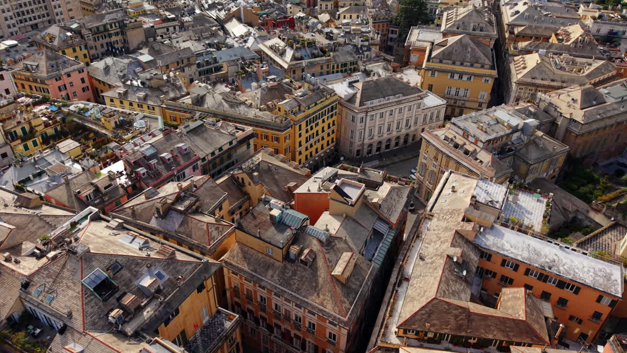 Veduta aerea dei tetti colorati di Genova, paesaggio urbano italiano.