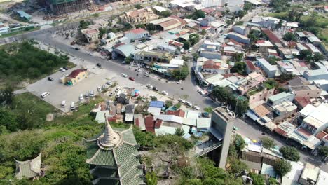 Vista-Aérea-De-Drones-En-Vietnam-Volando-Sobre-Las-Montañas-De-Mármol-De-La-Ciudad-Costera-De-Da-Nang-Con-Una-Pagoda-Del-Templo-Junto-A-La-Playa-En-Un-Día-Soleado