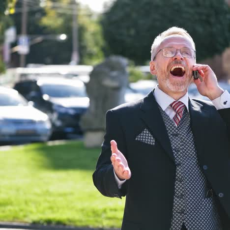 hombre de negocios hablando por teléfono