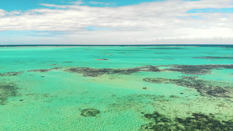 Vista-Aérea-Del-Arrecife-De-Coral-Cerca-De-La-Costa-De-Madagascar,-Océano-índico