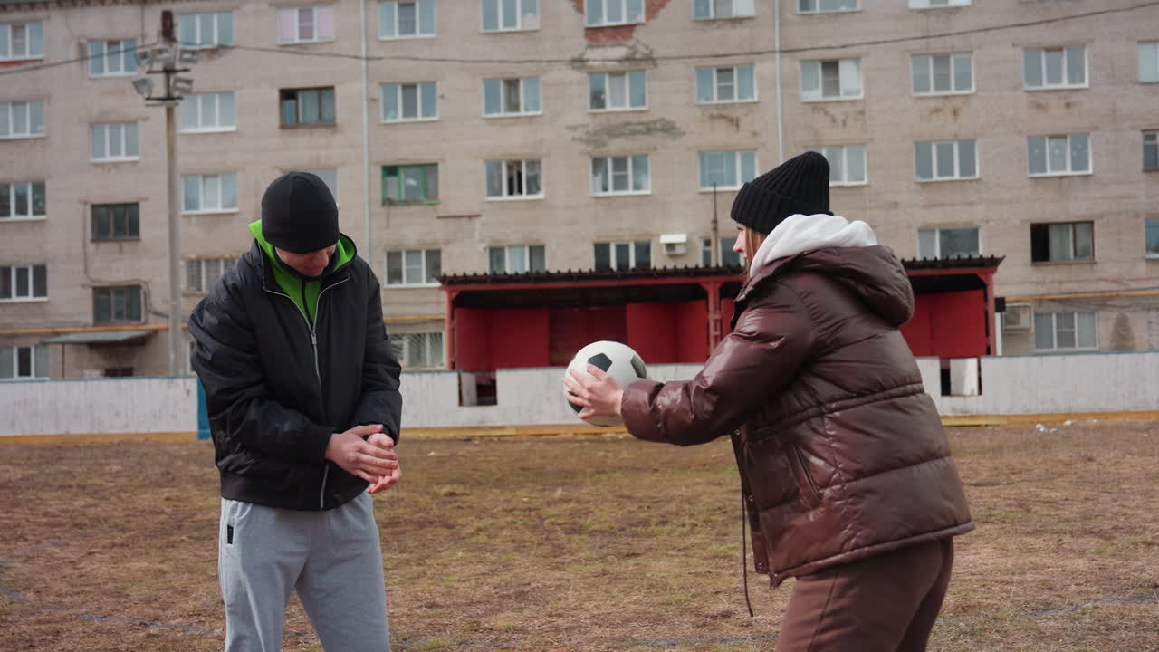 Пожилая женщина играет в спортивные игры на свежем воздухе, районный праздник с зимними видами спорта, непринужденная сцена, где пожилые и молодые люди наслаждаются зимними играми на свежем воздухе в окрестностях