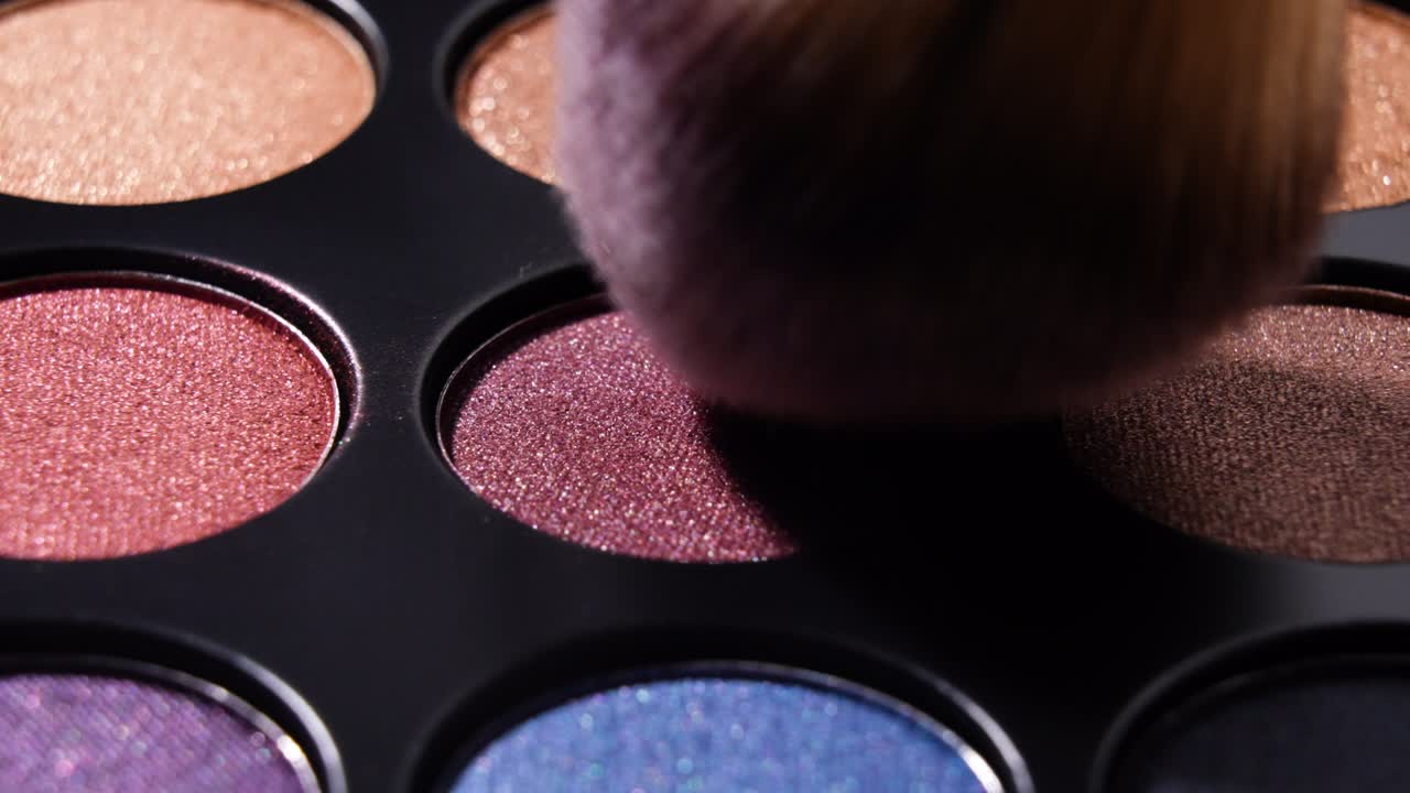 pintura multicolor en la paleta de maquillaje