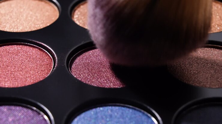 Mehrfarbige Bemalung auf Make-up-Palette.