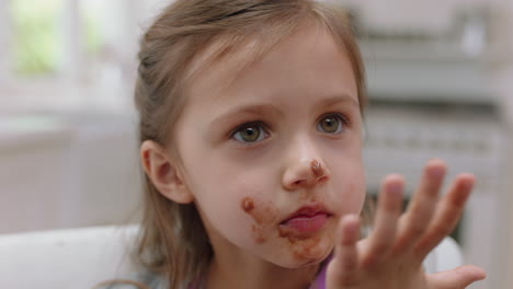 Süßes-Kleines-Mädchen-Mit-Mit-Schokolade-Bedeckten-Händen,-Das-Sich-Die-Finger-Leckt-Und-Spaß-Beim-Backen-In-Der-Küche-Hat.-Unartiges-Kind,-Das-Zu-Hause-Leckere-Leckereien-Genießt