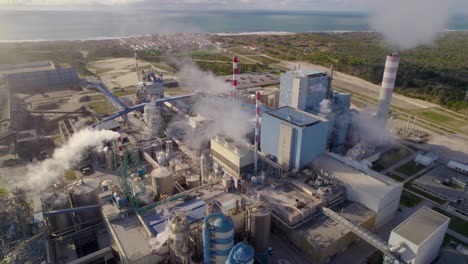 Toma-Aérea-De-Una-Gran-Planta-Industrial-En-Un-Día-Soleado---Vista-Aérea-De-Una-Moderna-Fábrica-De-Celulosa-En-La-Costa-Del-Océano-Atlántico