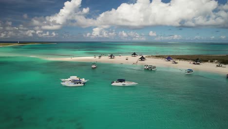 Archipiélago-De-Los-Roques-Con-Aguas-Cristalinas-De-Color-Turquesa,-Barcos-Y-Playas-De-Arena,-Luz-Natural,-Vista-Aérea