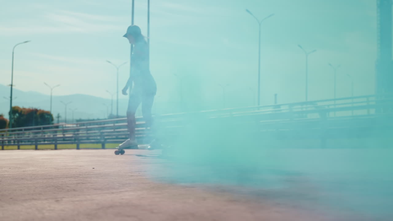 mujer patinando con humo turquesa