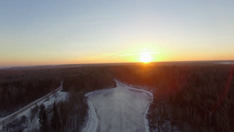 Paisaje-Aéreo-Del-Amanecer-Sobre-El-Bosque-En-Invierno