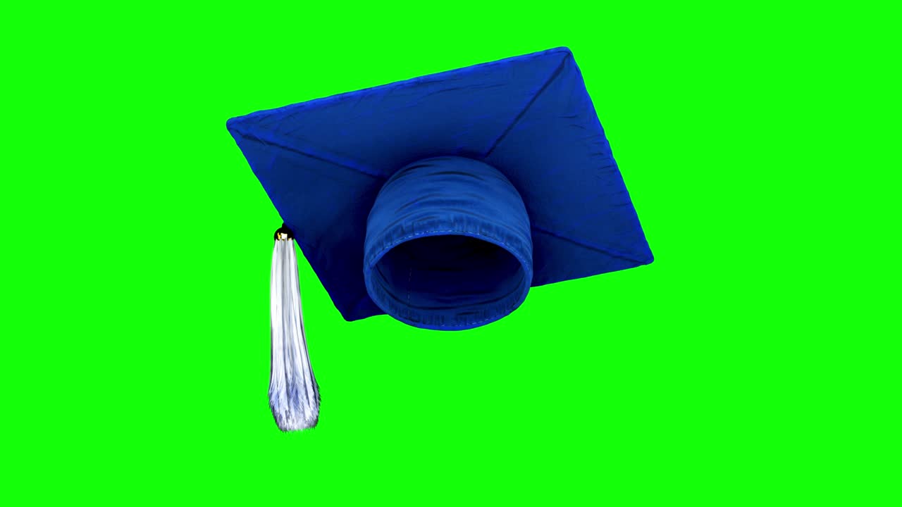 un bucle de animación de un sombrero de graduación azul en un tocadiscos en un telón de fondo de pantalla verde con un área de luma mate al final de la animación.