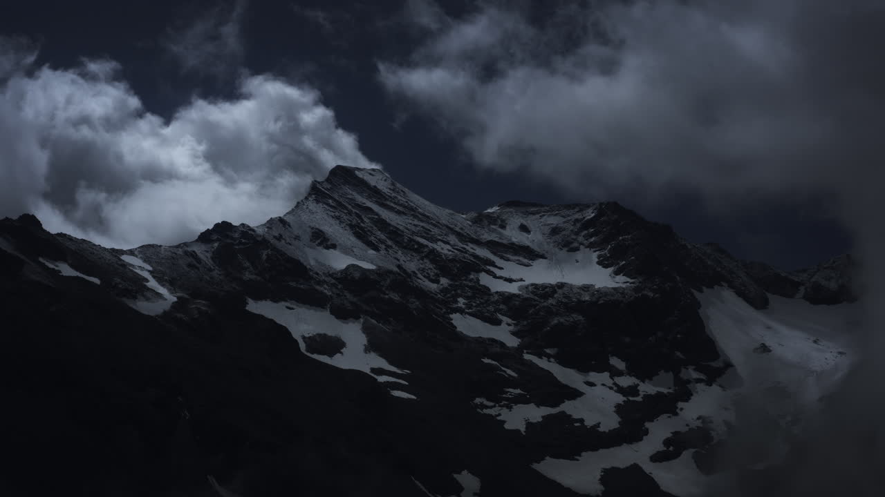 Pico da Montanha Sob Nuvens Tempestuosas